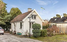Guesthouse Close To The Beaches In Hoellviken
